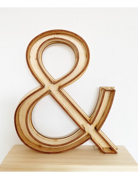 Letra de madera 27x25cm  (&)